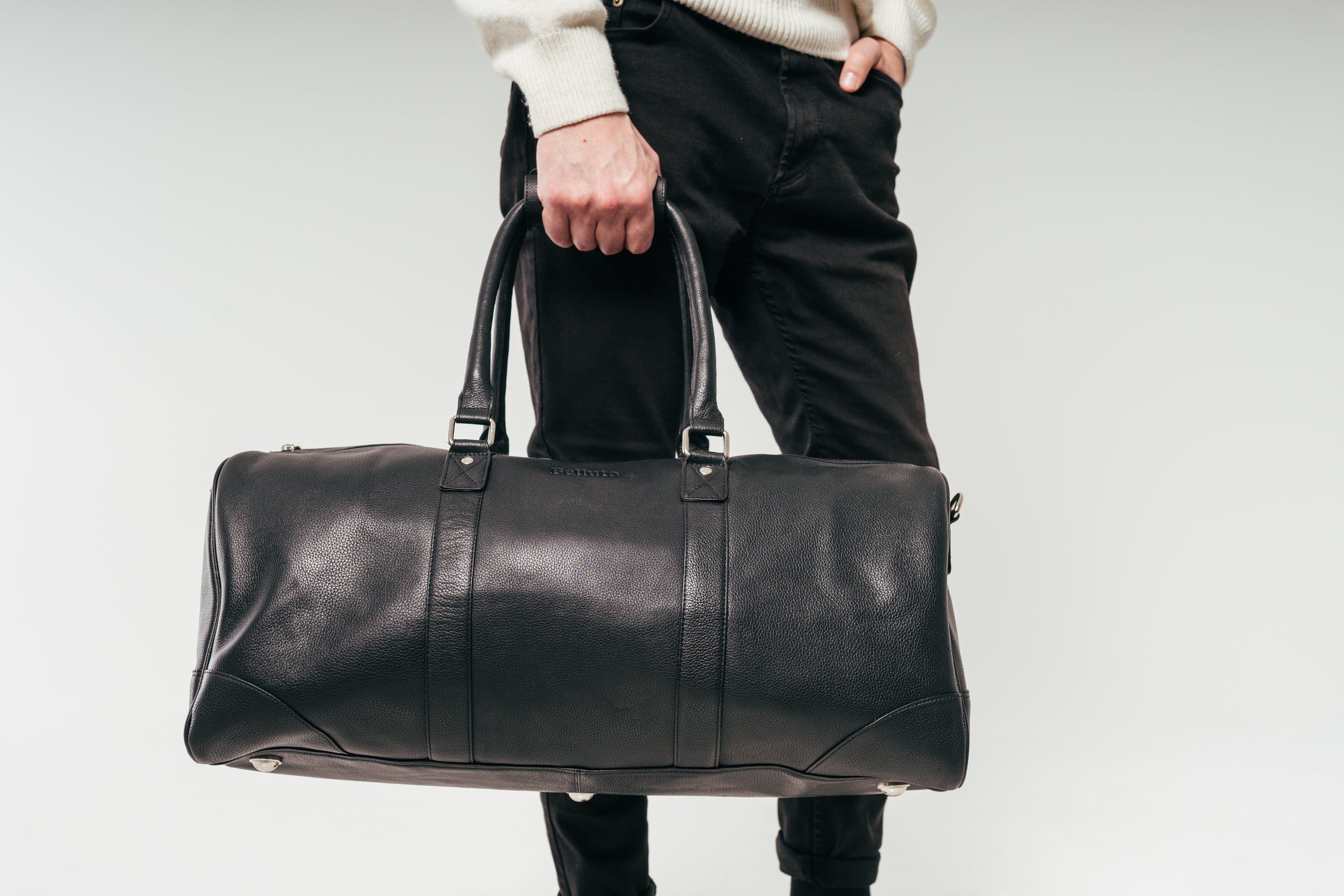 Alps Leather Weekender Bag – A Stylish Travel Companion